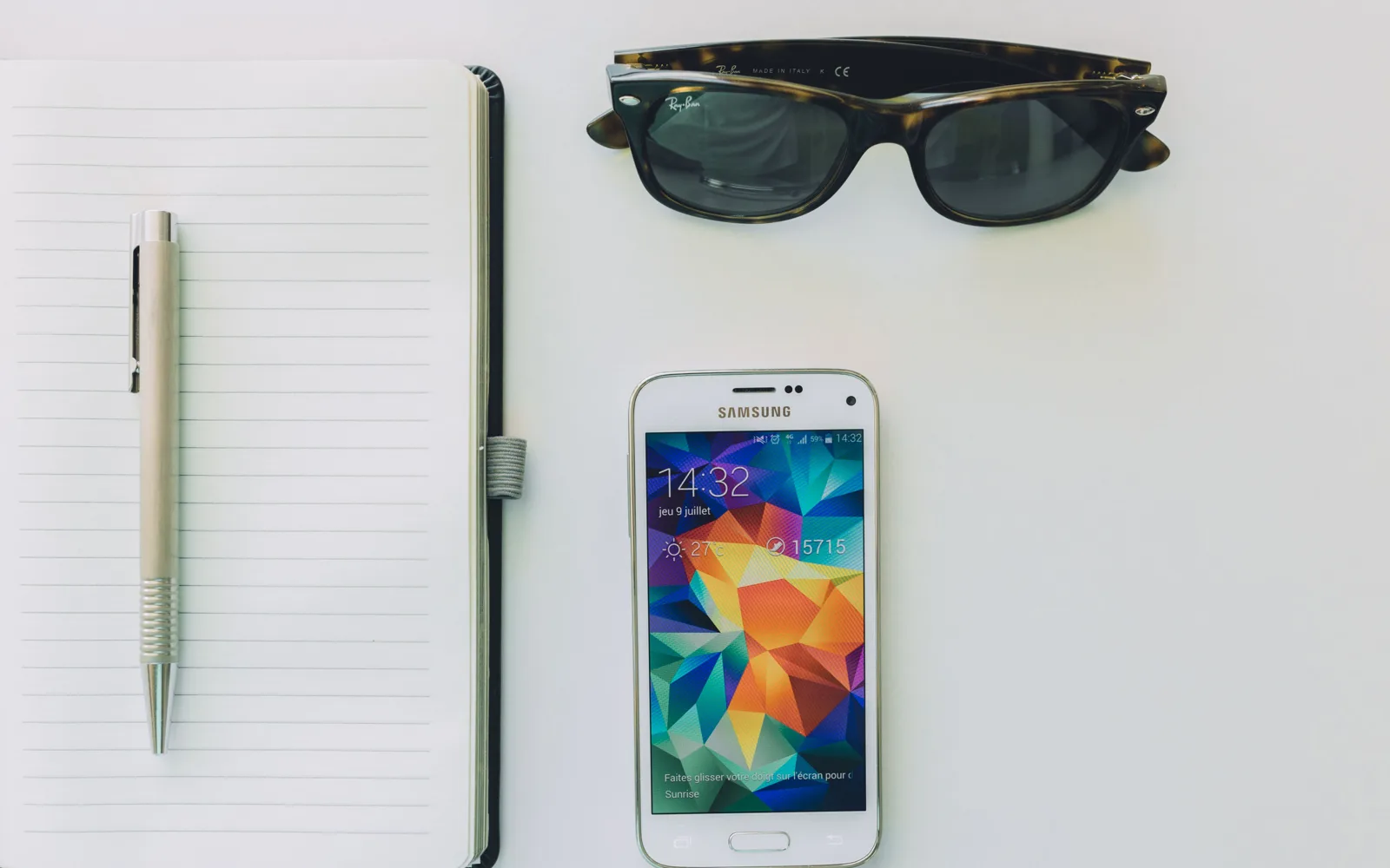 Carnet et smartphone sur un bureau